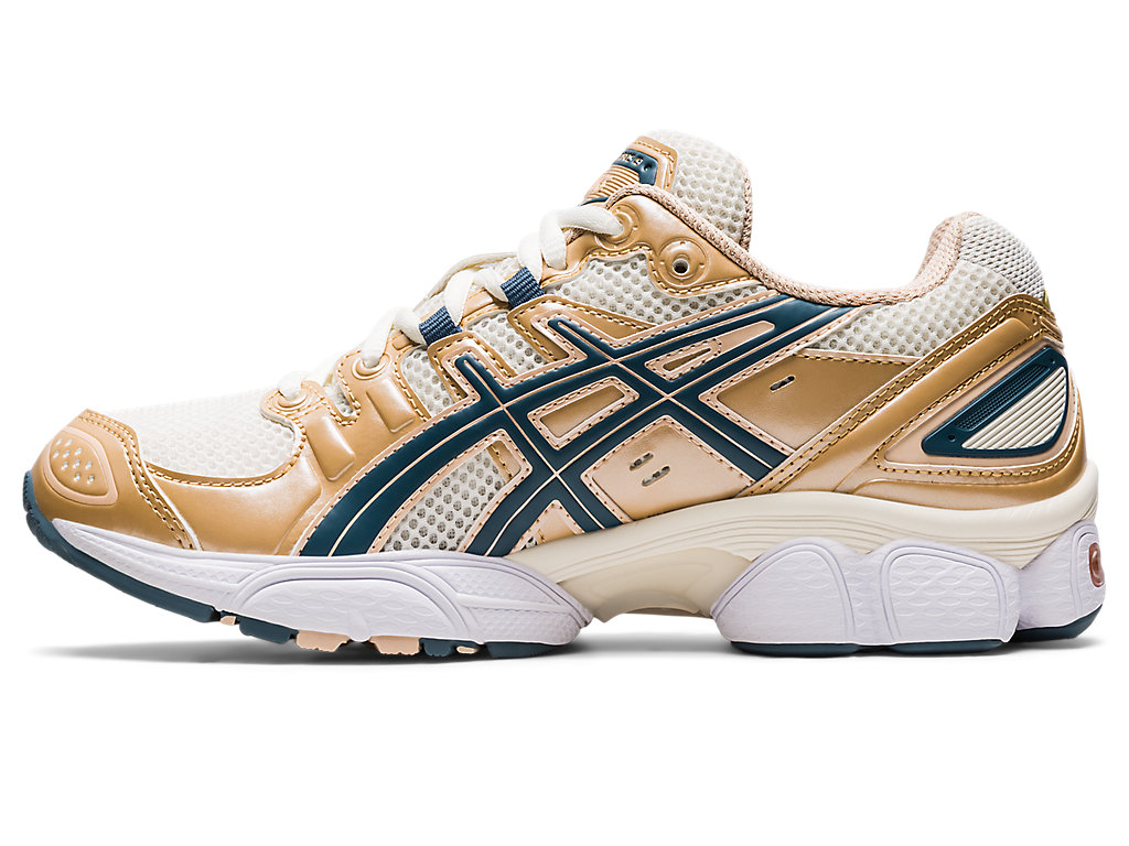 Women's Asics Gel-Nimbus 9 Sneakers Cream | 2061-FXUMD